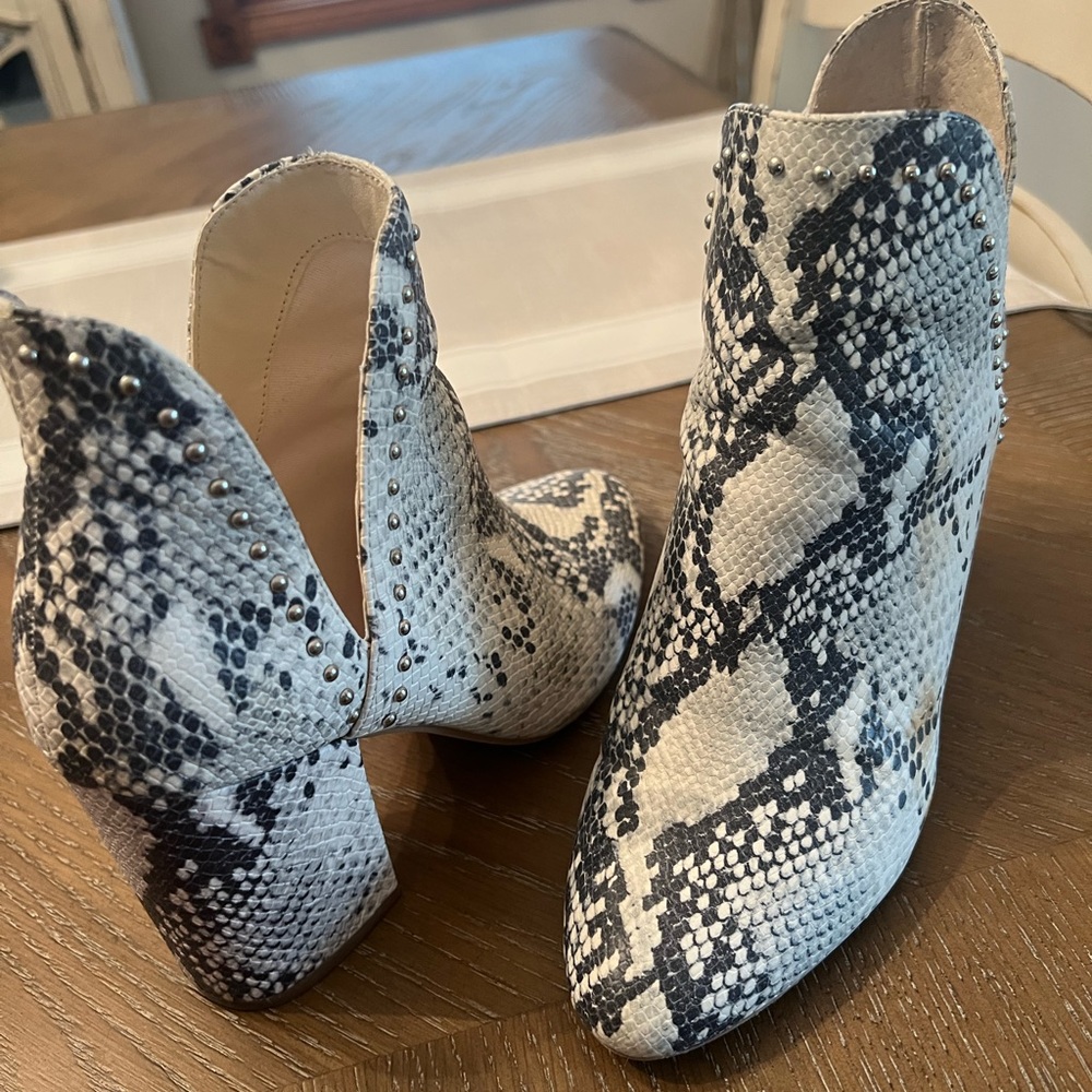 STEVE MADDEN ROCKSTAR BOOTIE ✨ size: 8.5M, color: natural snake print